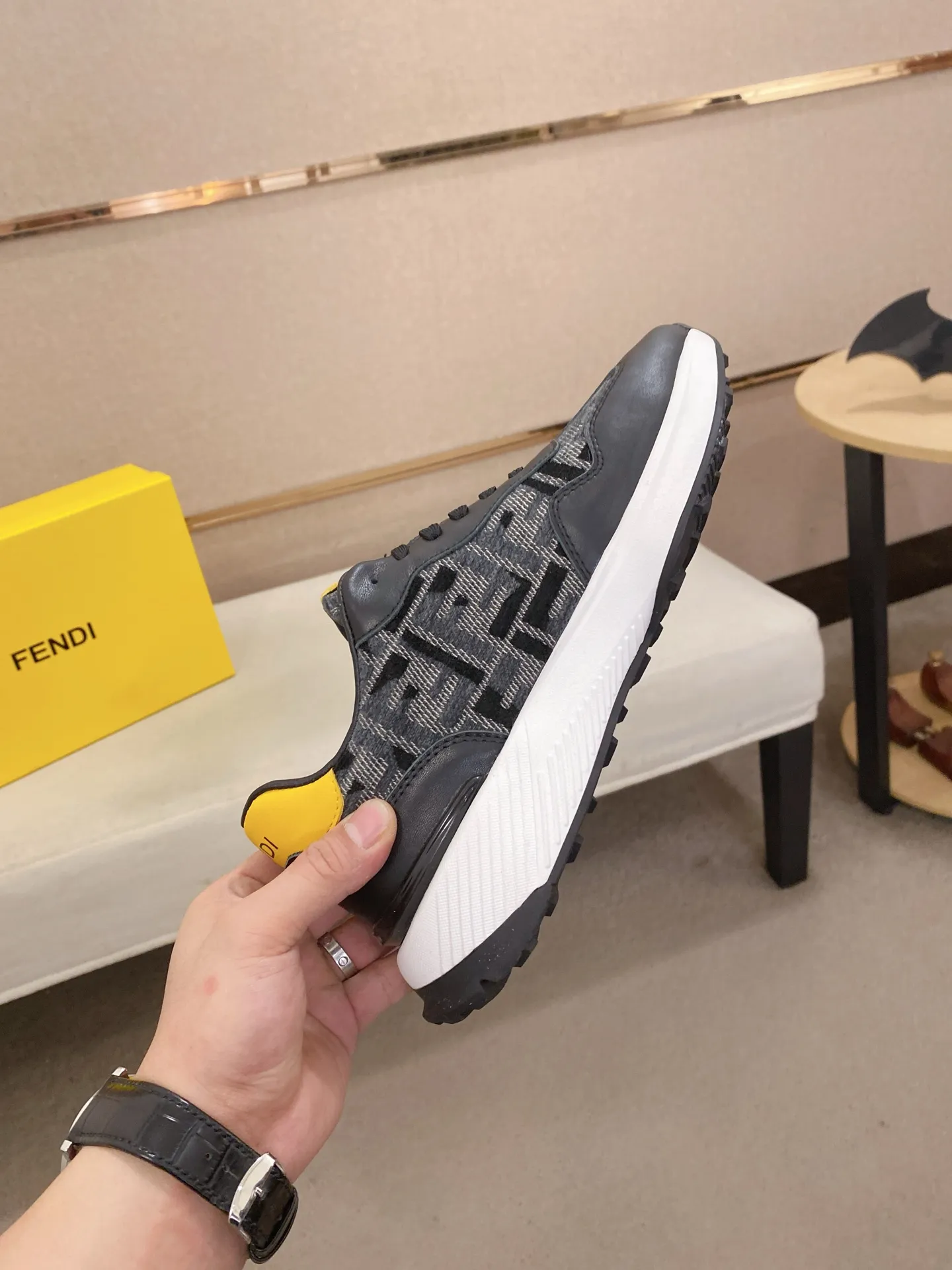 Men's shoes 💰 462💰 (fendi) New style 👊🏻 upper 🇮🇹 imported cowhide fabric 🇩🇪 lining imported sheepskin lining. The original outsole is molded to highlight the identity of every man, and the upper foot is elegant and stable🚶🏻🚶🏻The high-end custom counters reproduce the original version📯No matter the wind or rain, the shoe last remains unchanged and can withstand the verification of time🔍️,🔵 Size: 38-44